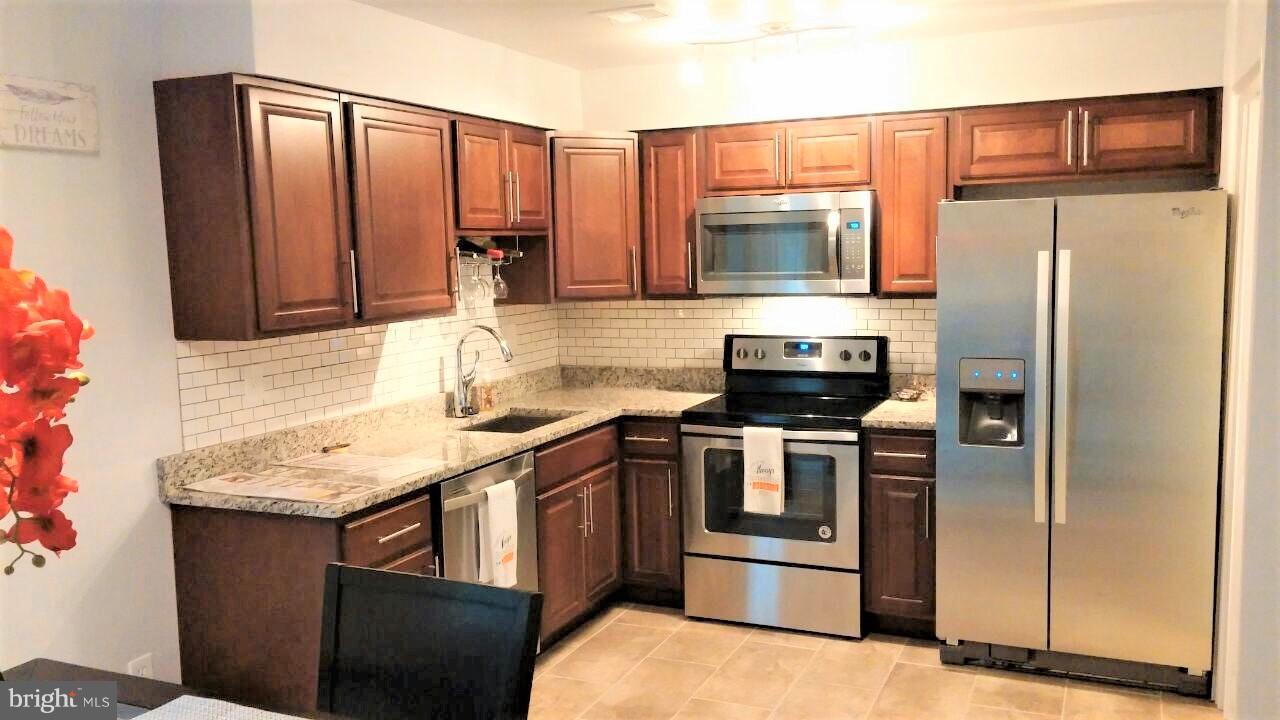 2295 White Cornus Lane Reston, VA 20191 - Photo 8 of 30 Kitchen