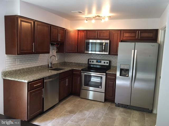 2295 White Cornus Lane Reston, VA 20191 - Photo 10 of 30 Kitchen