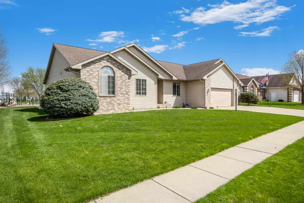$629,900 | 2012 Cherokee Drive, Prairie du Sac, WI 53578