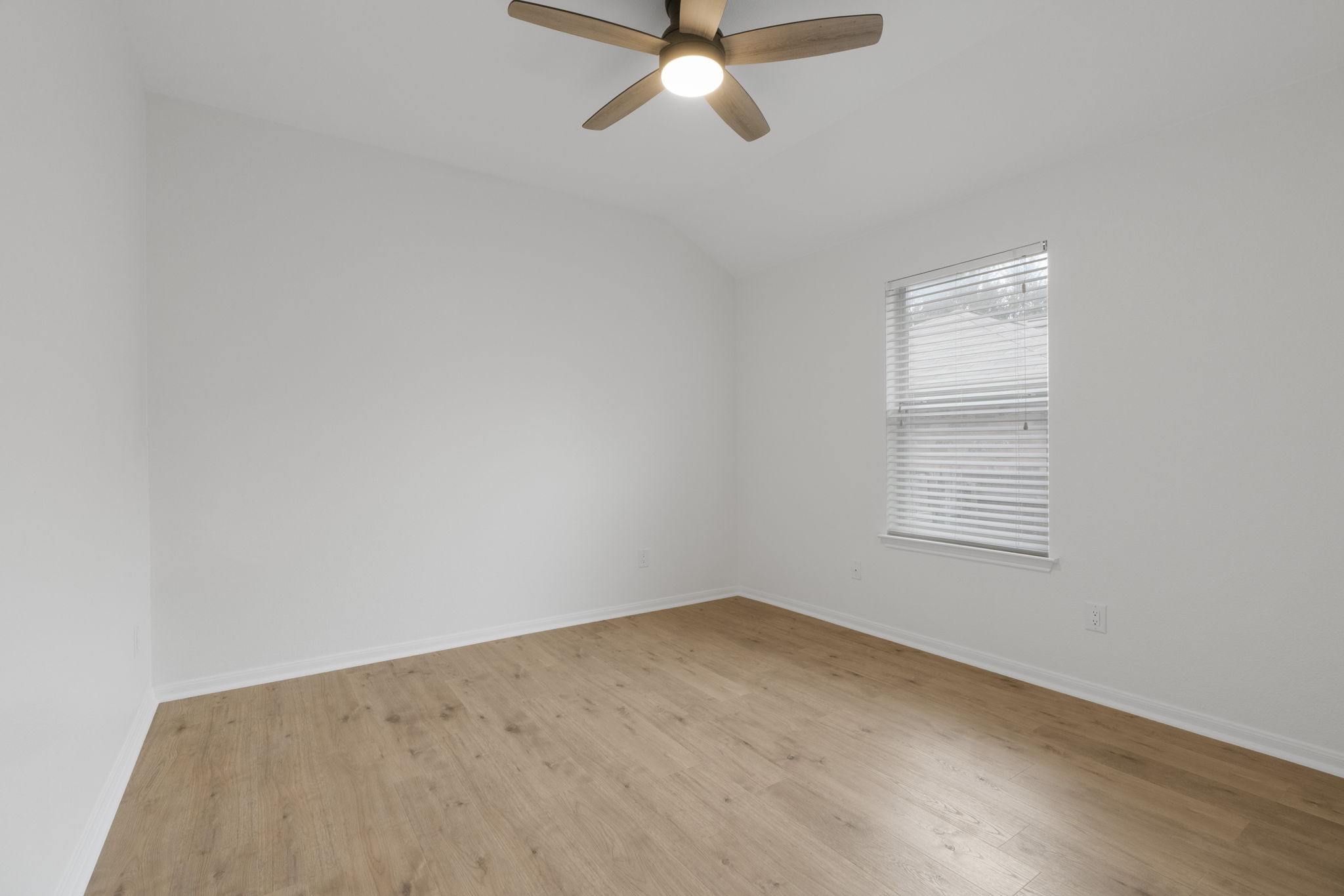 1333 Clary Sage Loop Round Rock, TX 78665 - Photo 23 of 34 Spare room with light wood-type flooring, a ceiling fan, and vaulted ceiling