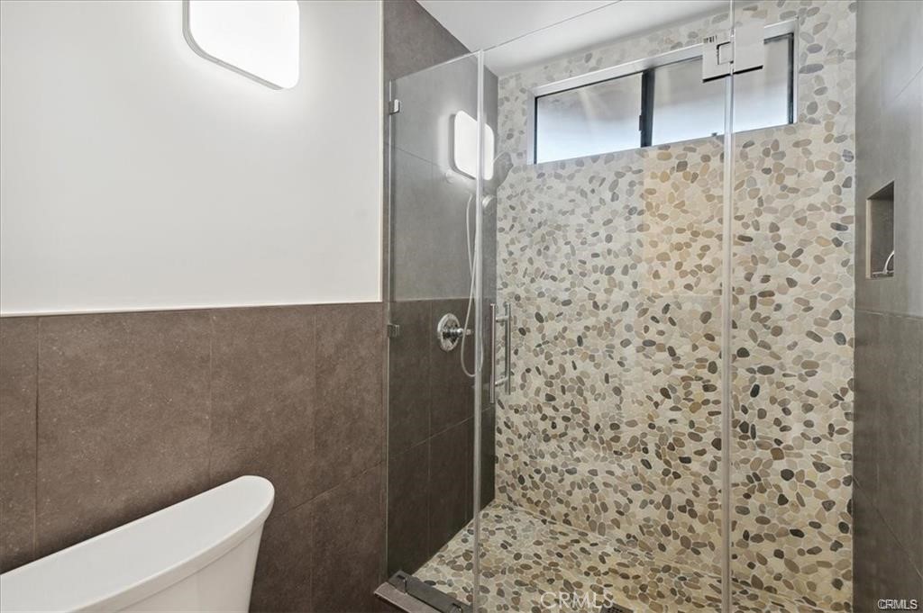 10831 Roycroft Street, Unit 72 Sun Valley, CA 91352 - Photo 21 of 33 a bathroom with a toilet and a shower