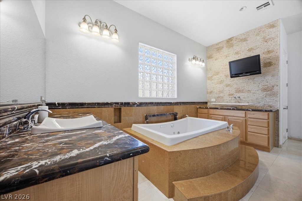 2765 Struan Avenue Henderson, NV 89044 - Photo 26 of 65 Over size jetted tub.