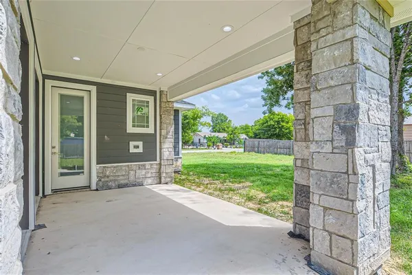 a view of a house with backyard and garden