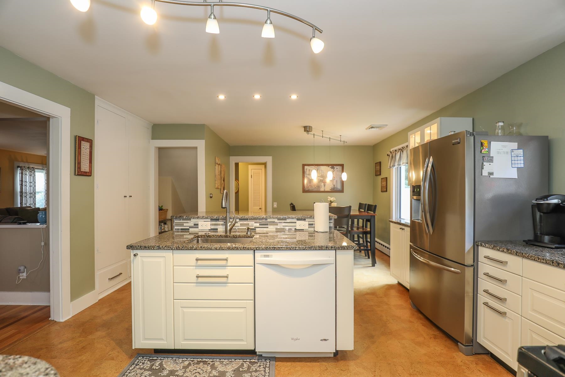 33 East Dunstable Road Nashua, NH 03060 - Photo 5 of 39