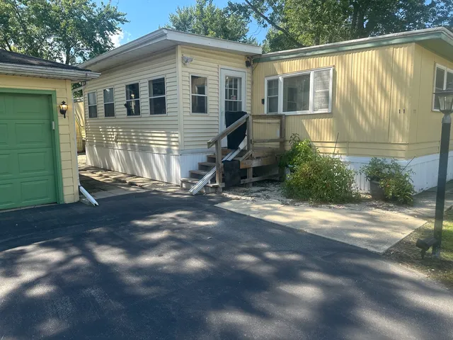 a view of a house with backyard and garden