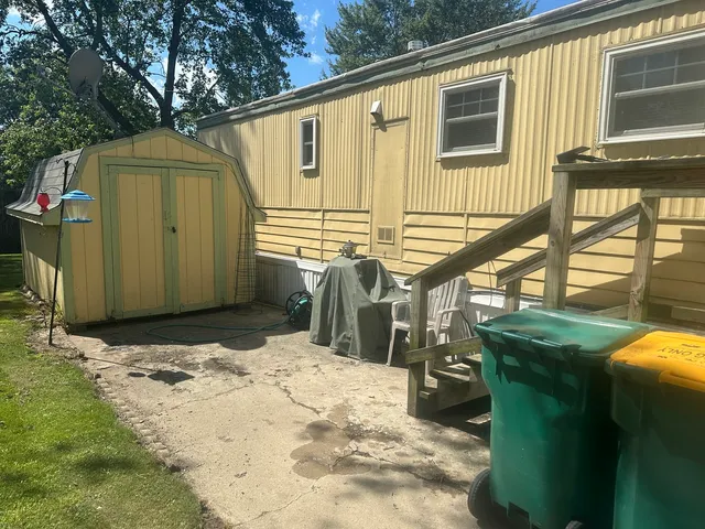 a view of a back yard of the house