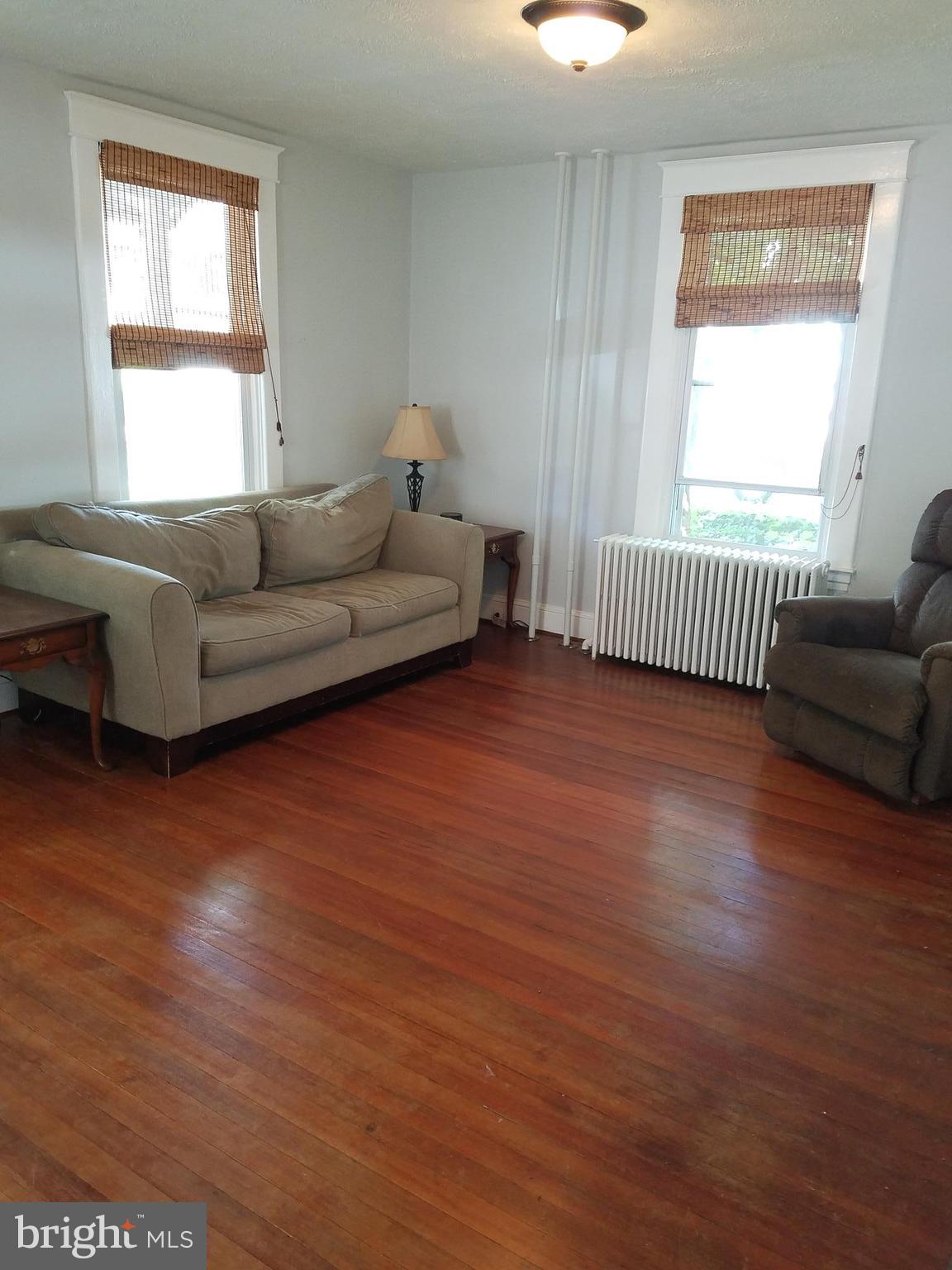 304 Aigburth Road Baltimore, MD 21286 - Photo 5 of 28 Living Room