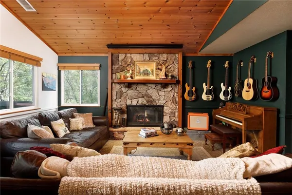 $525,000 | 453 Davos Drive, Crestline, CA 92325