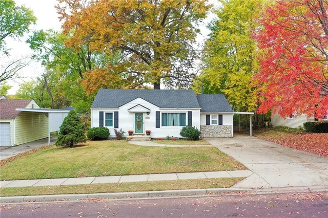 $340,000 | 7708 Robinson Street, Overland Park, KS 66204