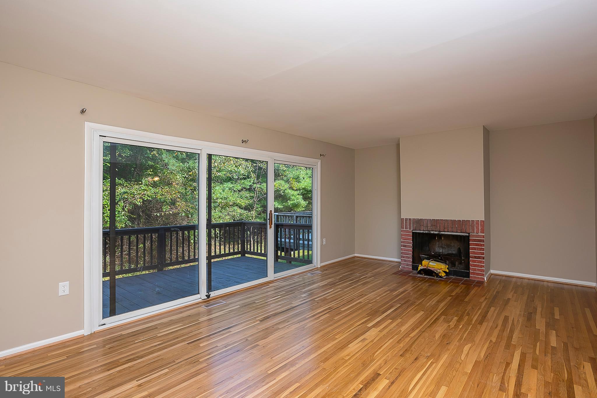8256 Vosges Road Baltimore, MD 21244 - Photo 6 of 30 Living Room