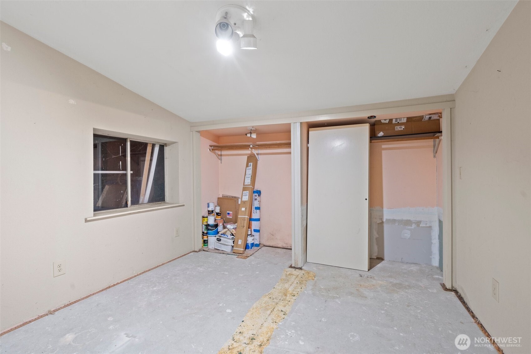 288 Hewitt Road Chehalis, WA 98532 - Photo 14 of 40 an empty room with closet and furniture