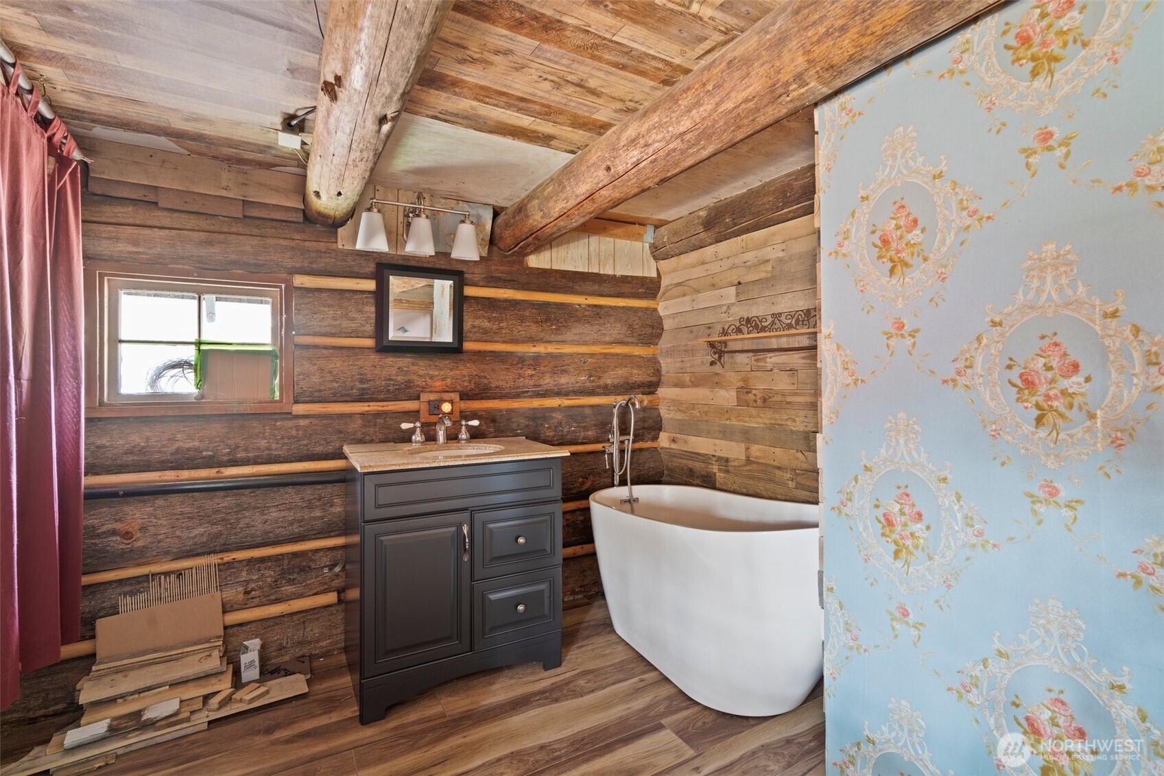 288 Hewitt Road Chehalis, WA 98532 - Photo 22 of 40 a bathroom with a sink and mirror