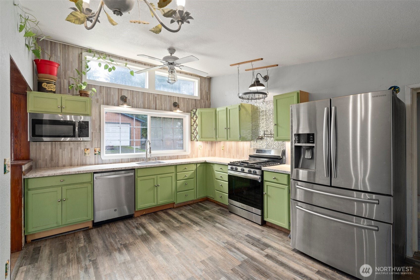 288 Hewitt Road Chehalis, WA 98532 - Photo 8 of 40 a kitchen with granite countertop stainless steel appliances and wooden floor