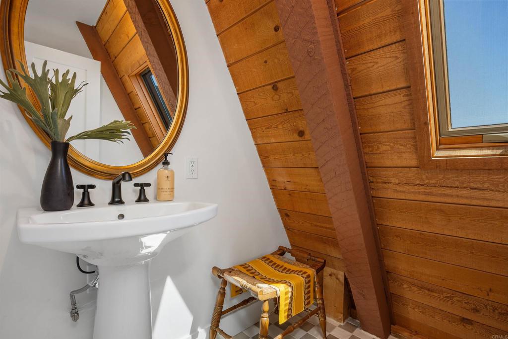 602 Sereno View Road Encinitas, CA 92024 - Photo 18 of 34 a view of entryway with a mirror