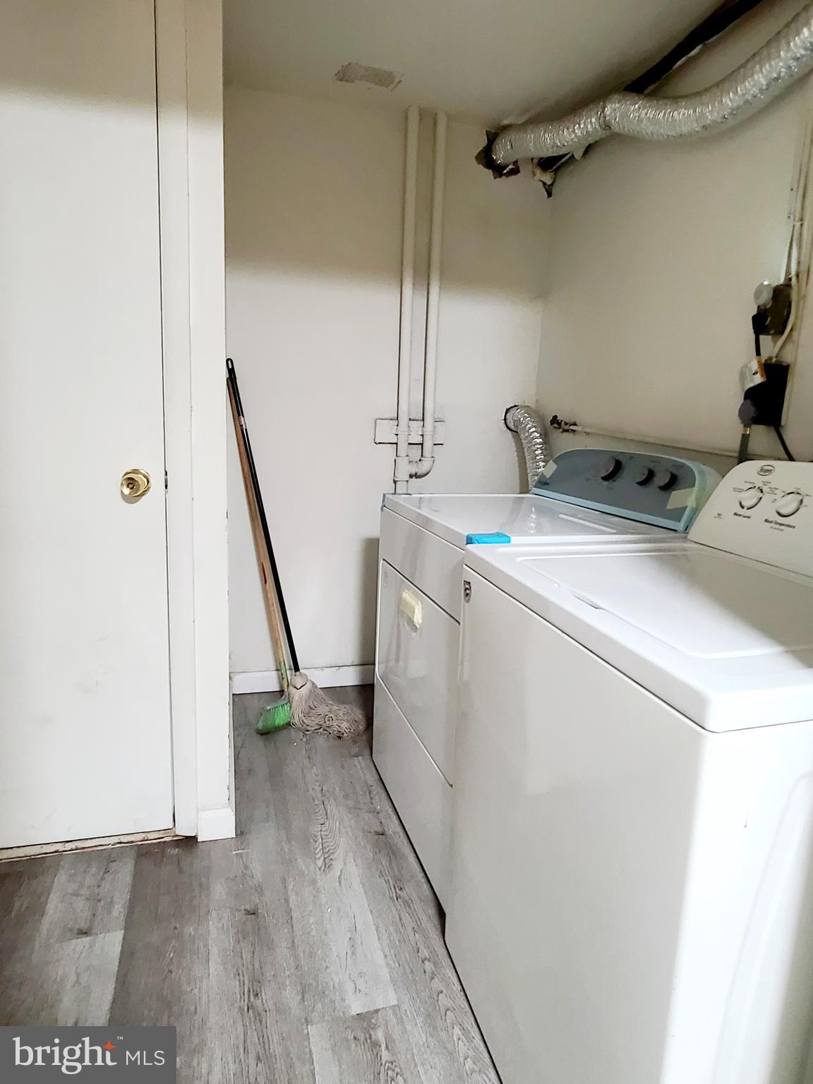 8520 Chestnut Oak Road Parkville, MD 21234 - Photo 28 of 28 a utility room with dryer and washer