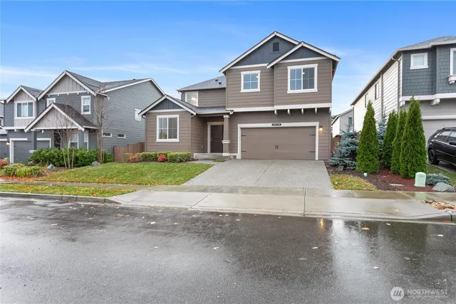 a view of a yard in front of house