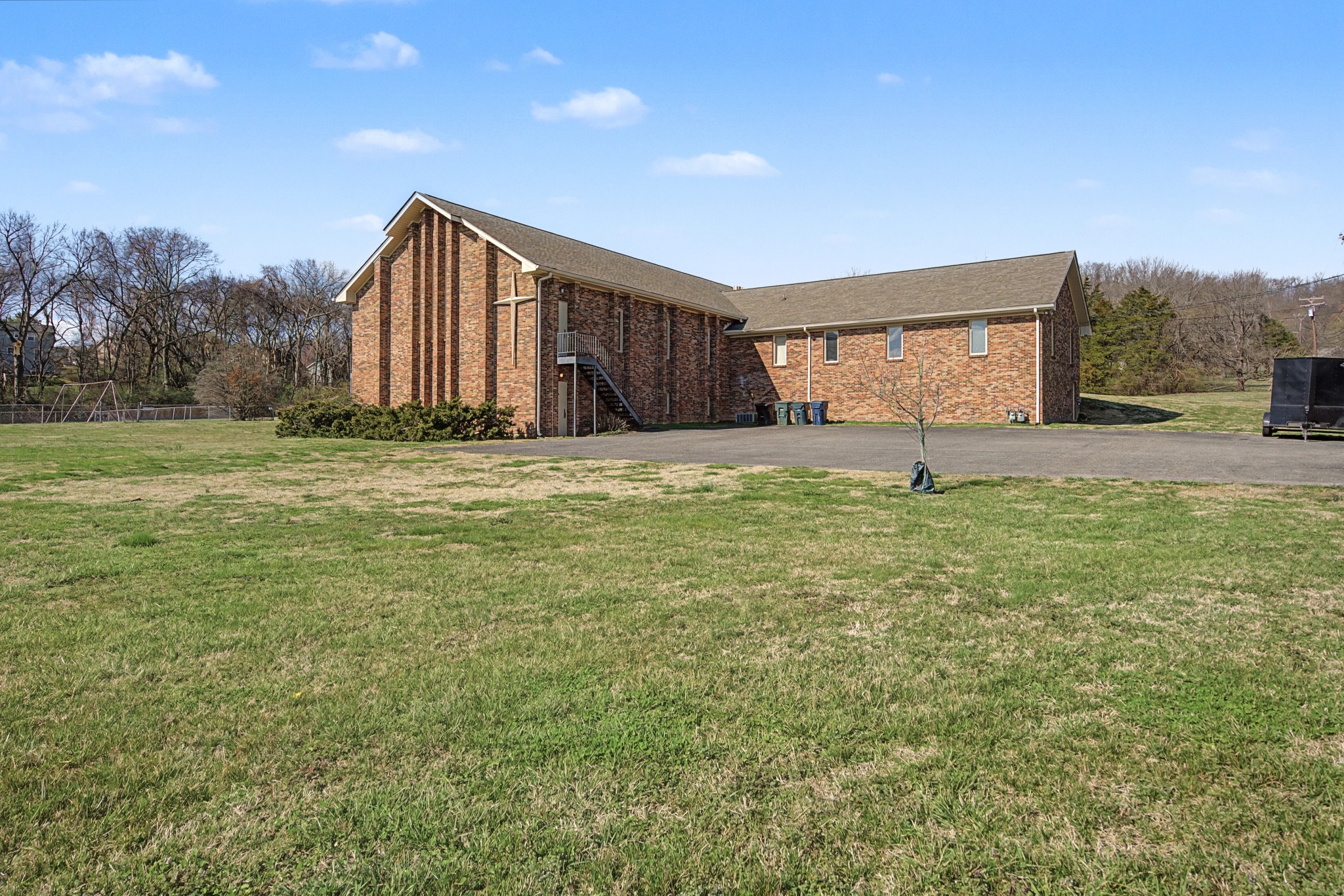 1301 Franklin Road Brentwood, TN 37027 - Photo 3 of 15 a backyard of a house