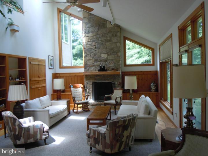 2715 Alden Road Huntingdon Valley, PA 19006 - Photo 6 of 24 Living Room