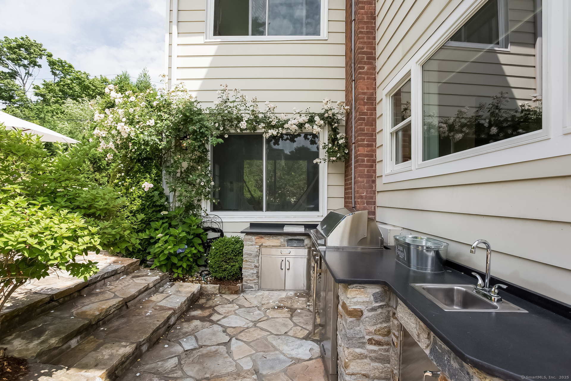 23 Auldwood Road Stamford, CT 06902 - Photo 31 of 39 Outdoor kitchen with rose trellis