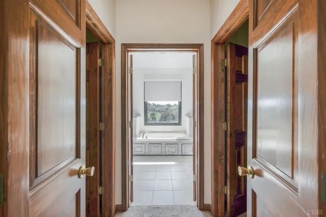 a view of empty room with window