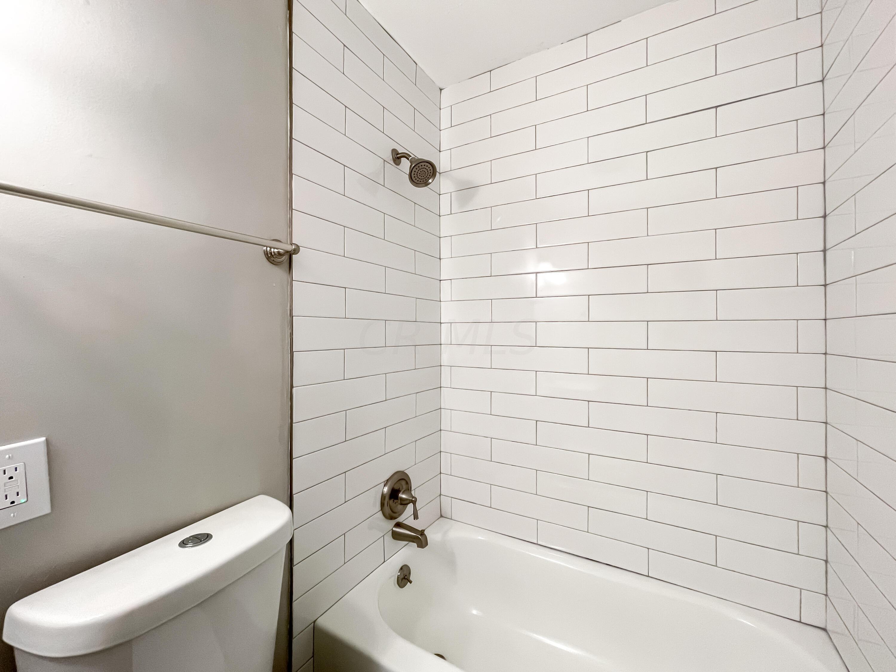 1027 Dalehurst Road Columbus, OH 43219 - Photo 14 of 24 449759CE-6332-4BB8-AE01-61D5F97B5DD1