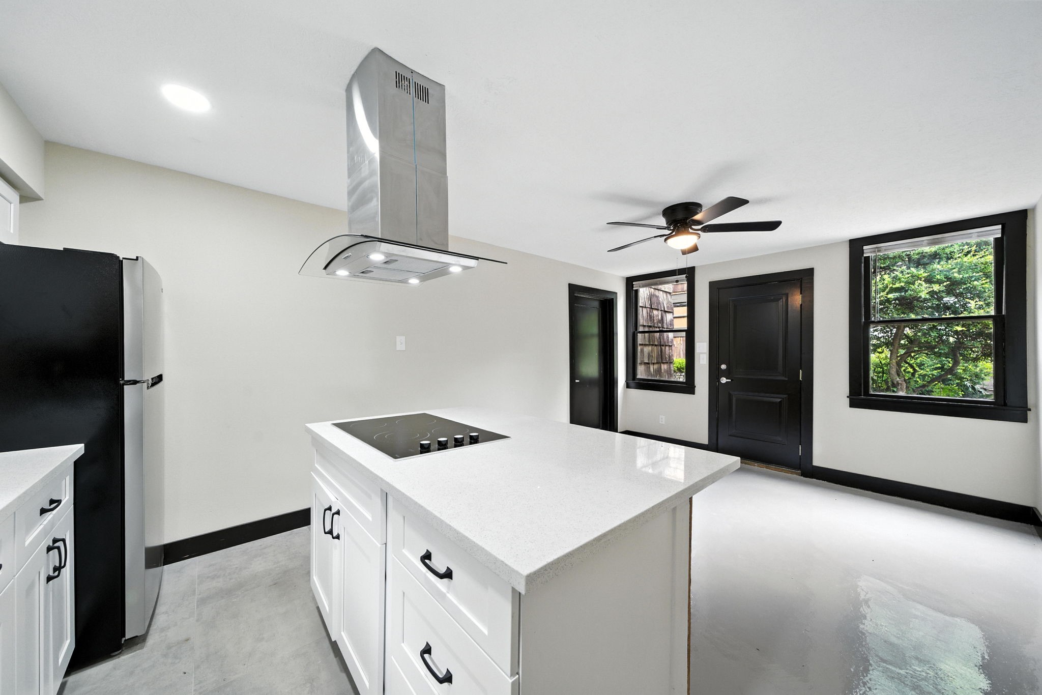 811 Sul Ross Street, Unit 5 Houston, TX 77006 - Photo 2 of 10 a kitchen with a stove and a refrigerator