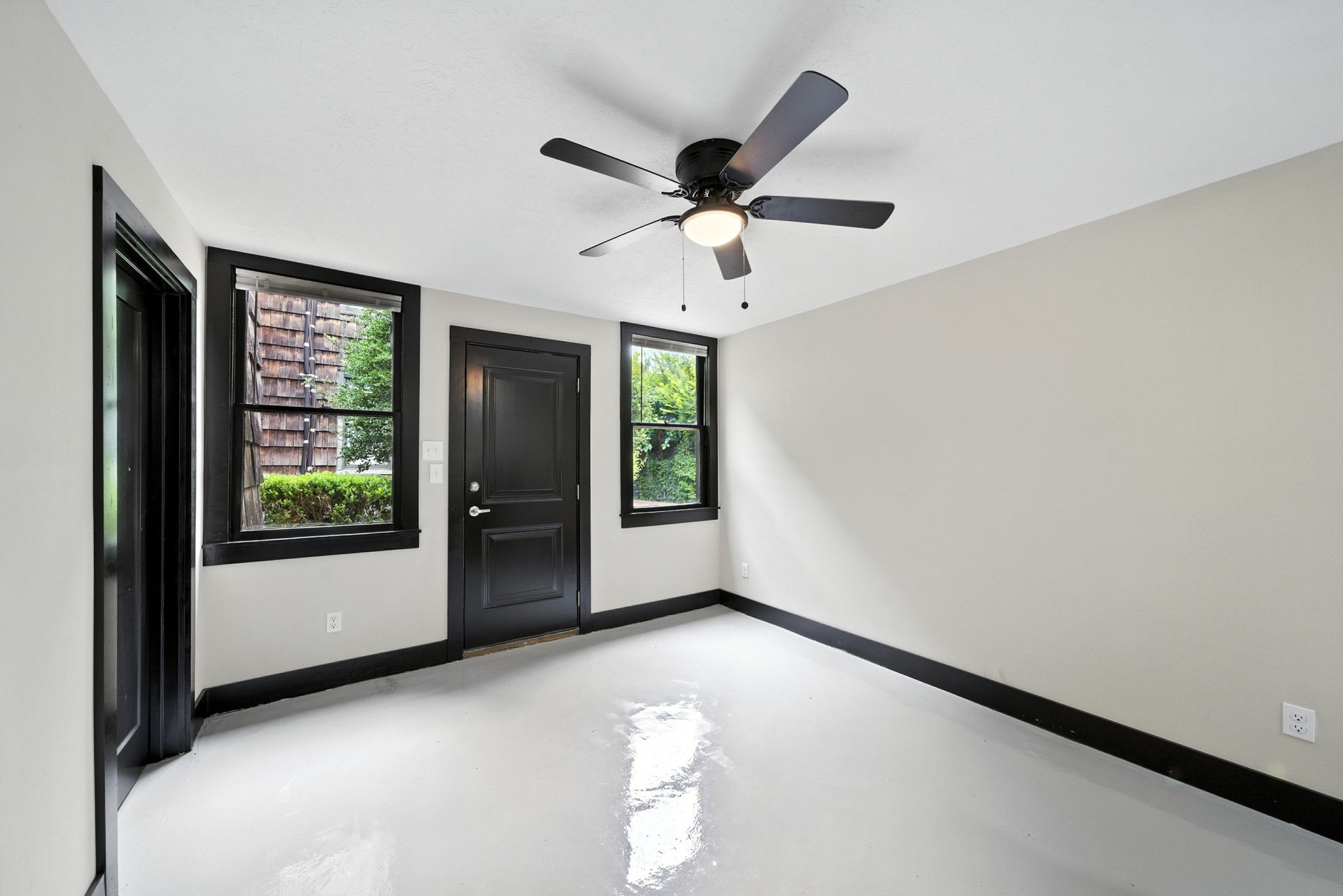 811 Sul Ross Street, Unit 5 Houston, TX 77006 - Photo 4 of 10 a view of an empty room with a window
