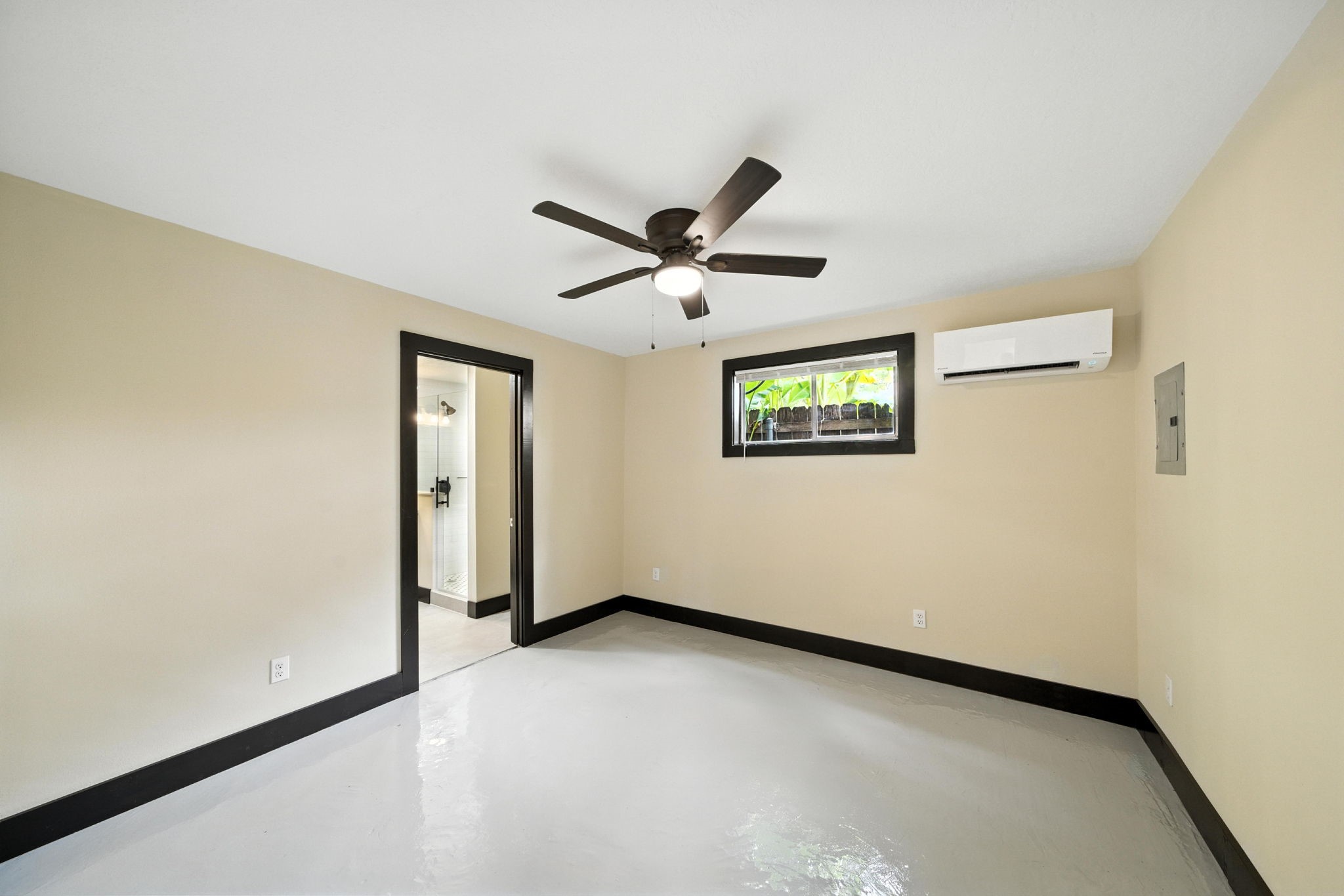 811 Sul Ross Street, Unit 5 Houston, TX 77006 - Photo 5 of 10 a view of an empty room with a window