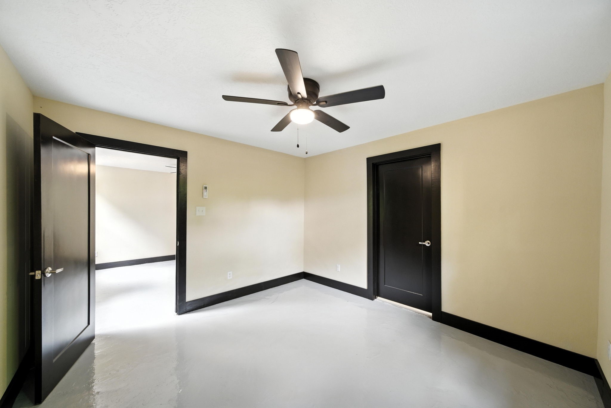 811 Sul Ross Street, Unit 5 Houston, TX 77006 - Photo 6 of 10 an empty room with closet and a ceiling fan