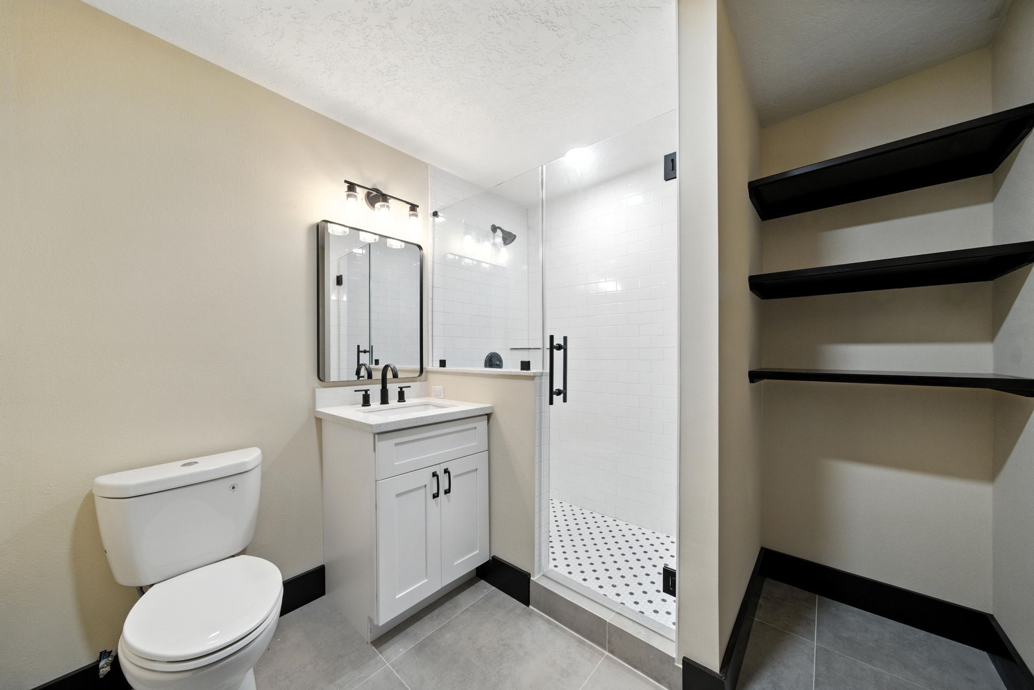 811 Sul Ross Street, Unit 5 Houston, TX 77006 - Photo 7 of 10 a bathroom with a toilet a sink and mirror