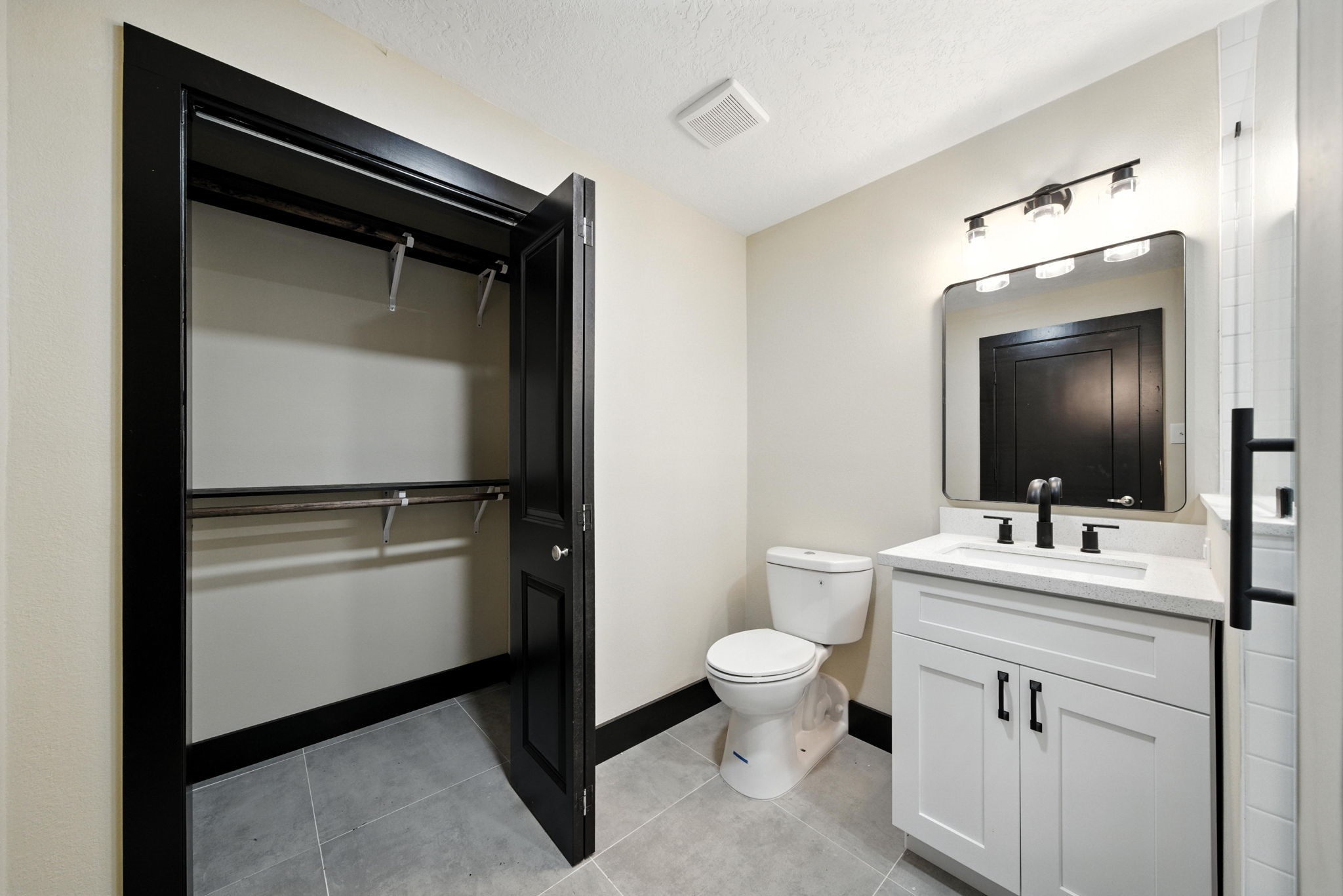 811 Sul Ross Street, Unit 5 Houston, TX 77006 - Photo 8 of 10 a bathroom with a toilet sink and mirror