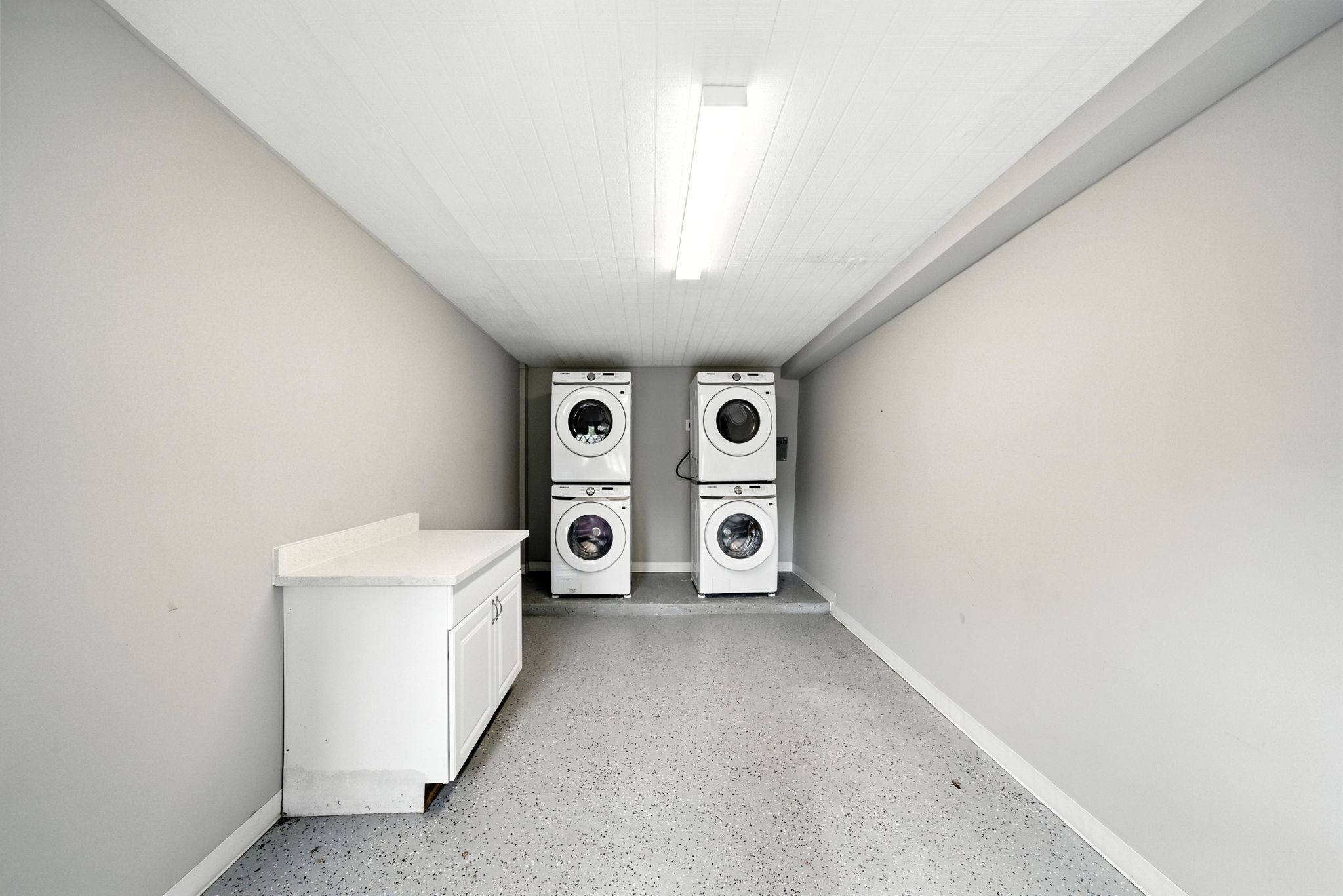 811 Sul Ross Street, Unit 5 Houston, TX 77006 - Photo 9 of 10 an empty room with windows