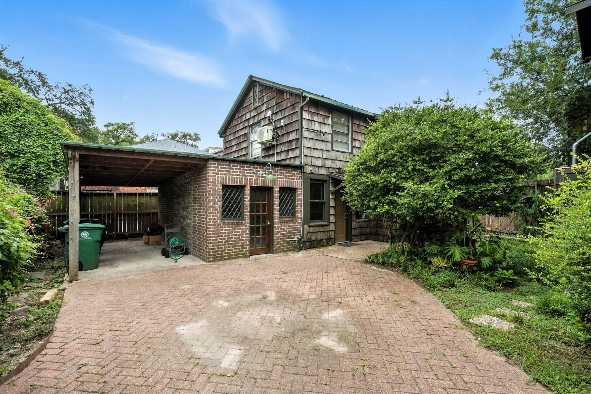 811 Sul Ross Street, Unit 5 Houston, TX 77006 - Photo 10 of 10 a view of a house with a yard and potted plants