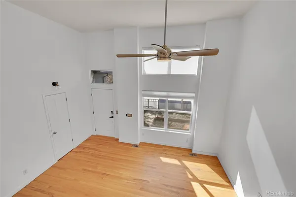 a view of empty room with a ceiling fan