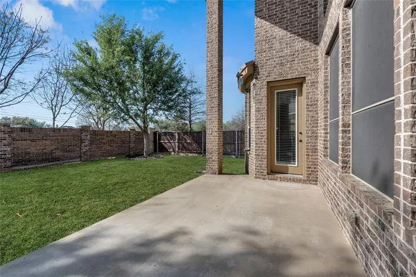 a view of an house with backyard and garden