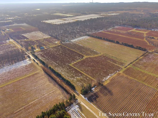 $902,880 | 10005 144th Avenue, West Olive, MI 49460