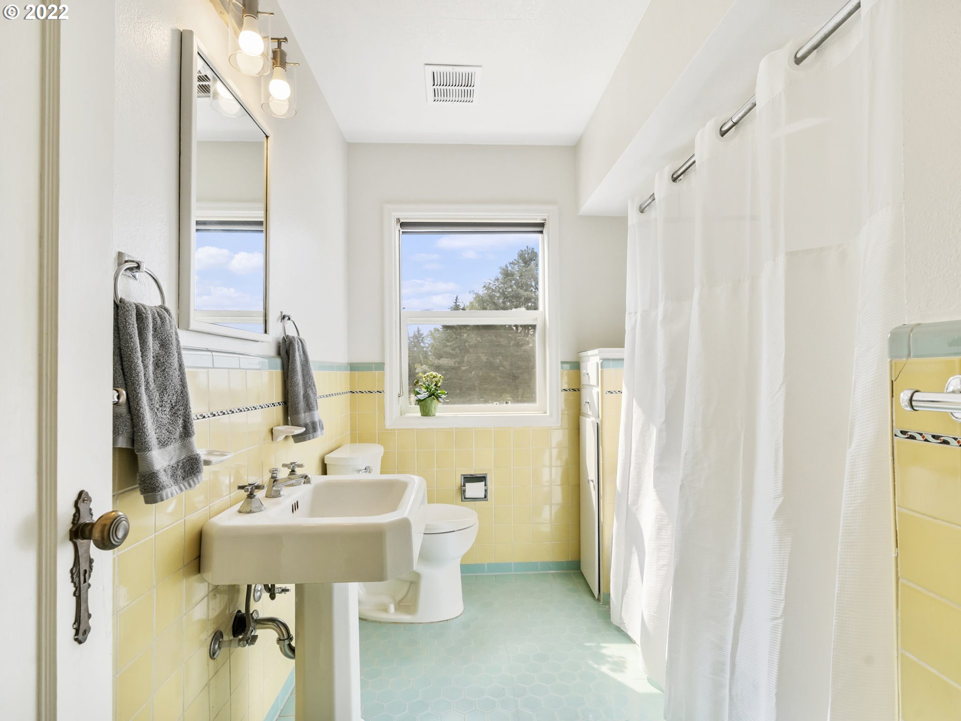 7320 Southwest Canyon Lane Portland, OR 97225 - Photo 17 of 32 a bathroom with a sink mirror and a bathtub