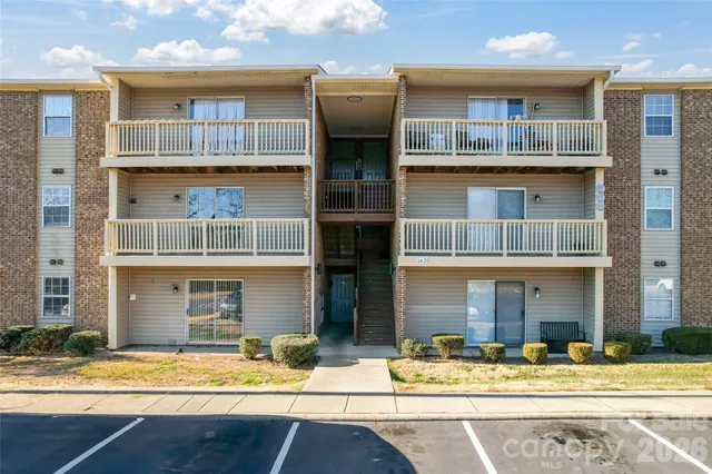 $215,000 | 1620 Arlyn Circle, Unit B, Charlotte, NC 28213