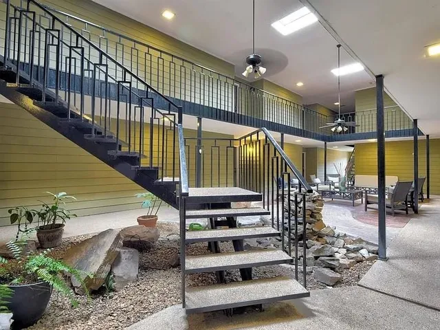 a view of entryway wih livingroom and outdoor kitchen