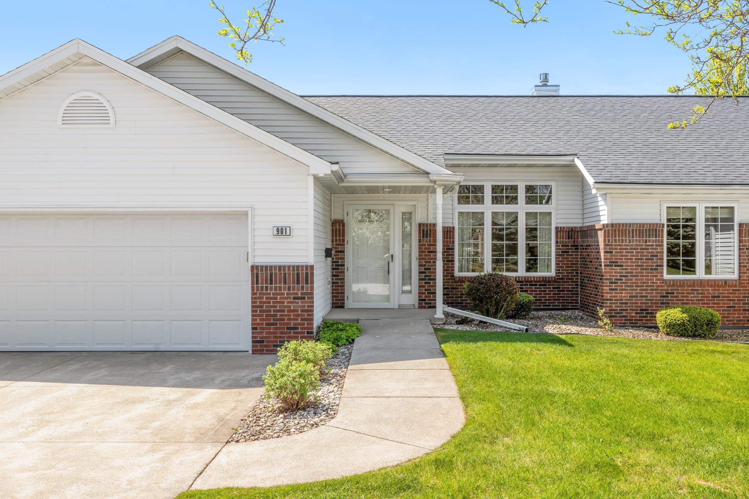 901 West Bent Oak Lane Appleton, WI 54914 - Photo 2 of 57