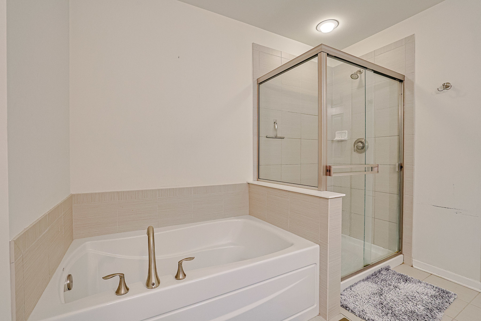299 Bennett Drive Carol Stream, IL 60188 - Photo 25 of 27 a bathroom with a tub and shower