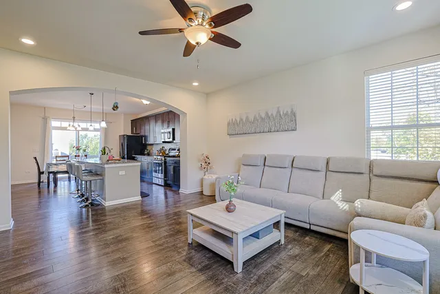 $379,900 | 299 Bennett Drive, Carol Stream, IL 60188