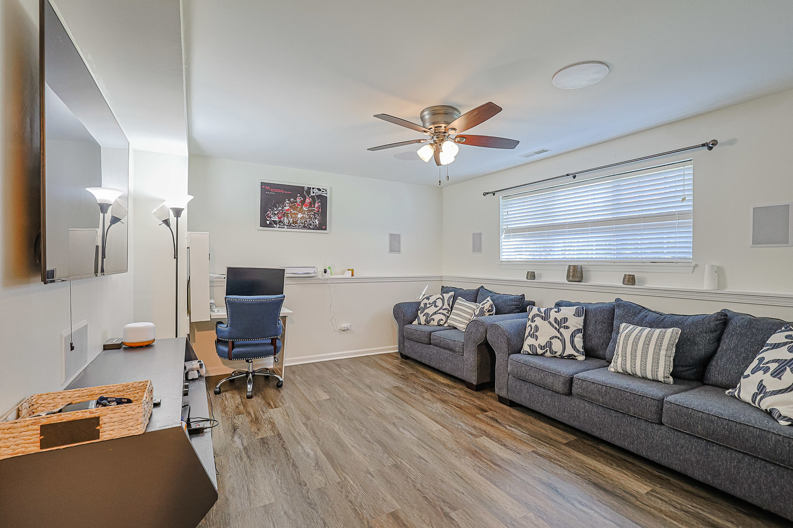 299 Bennett Drive Carol Stream, IL 60188 - Photo 6 of 27 a living room with furniture