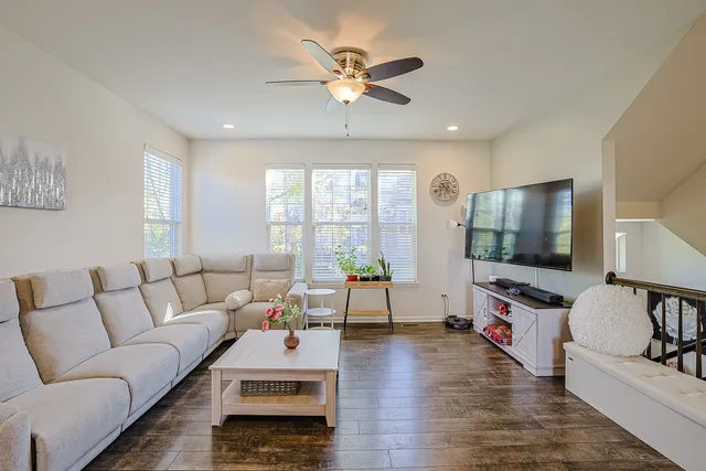 $379,900 | 299 Bennett Drive, Carol Stream, IL 60188