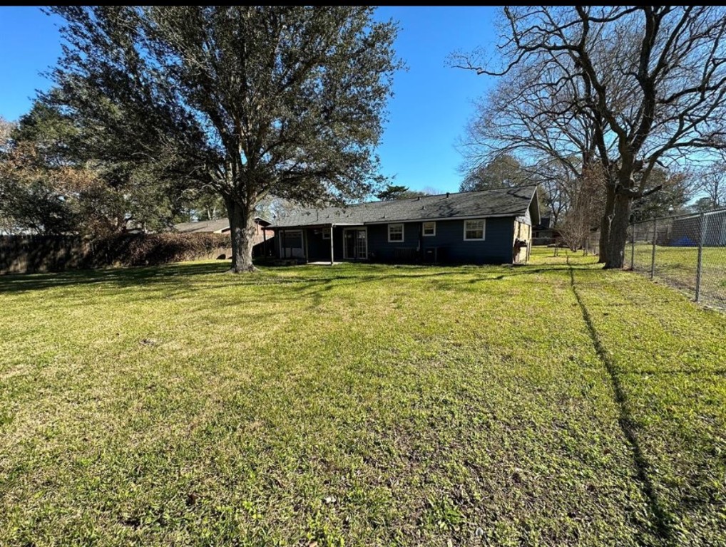 1902 Trinity League City, TX 77573 - Photo 5 of 11 Oversized backyard