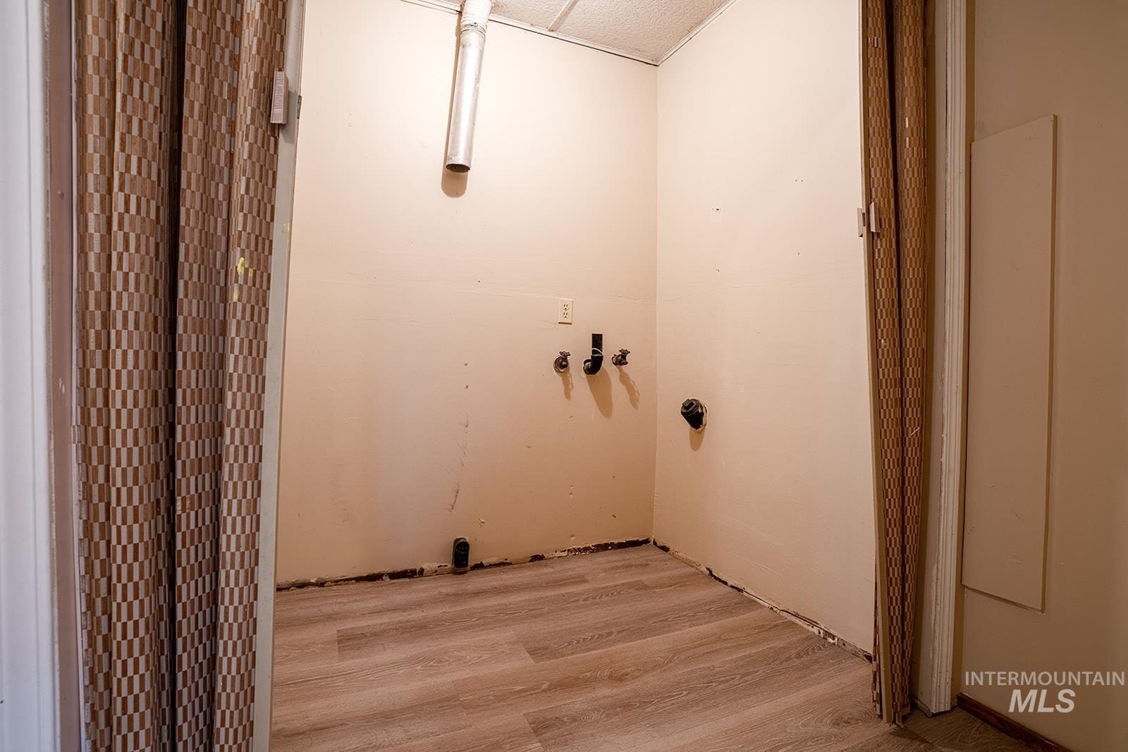 1357 Pound Lane Clarkston, WA 99403 - Photo 24 of 38 Laundry area with light wood-type flooring and hookup for a washing machine