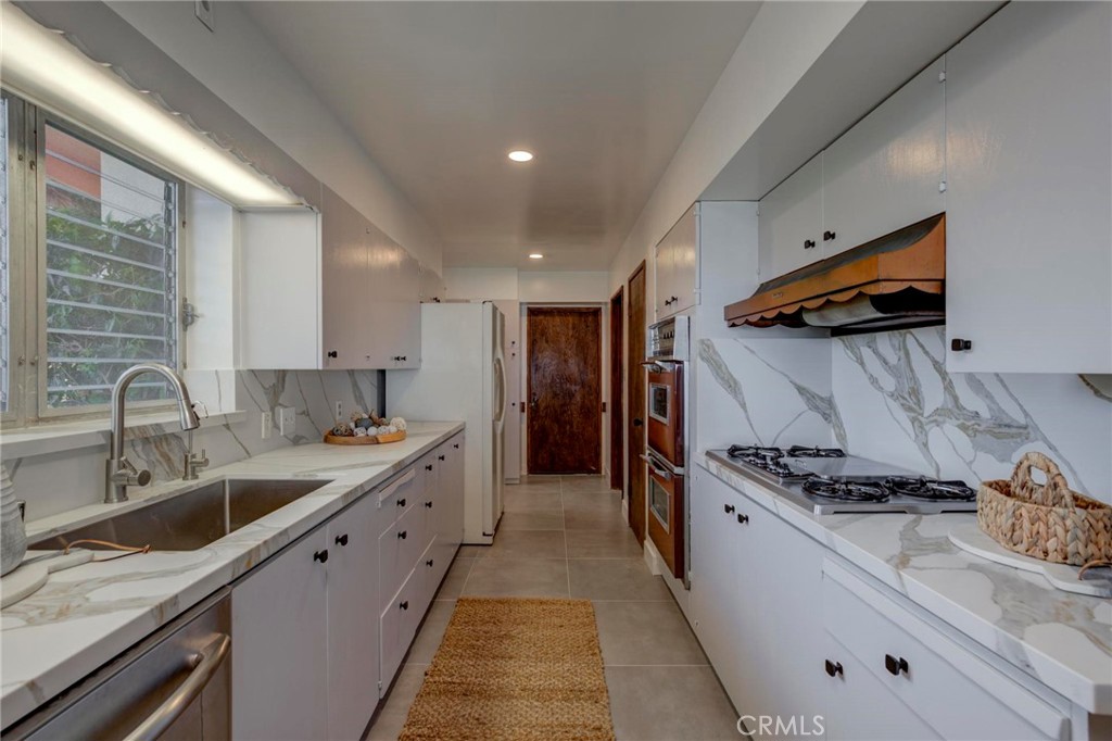 4612 Beauvais Road Rancho Palos Verdes, CA 90275 - Photo 20 of 40 a kitchen with stainless steel appliances granite countertop a sink stove and cabinets