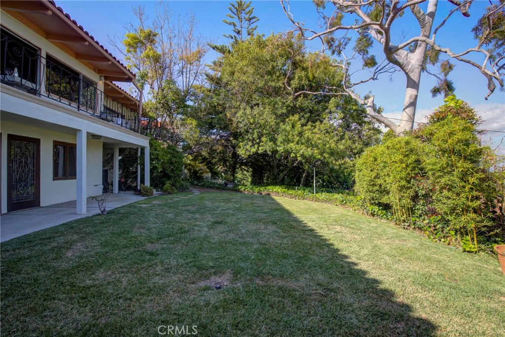 4612 Beauvais Road Rancho Palos Verdes, CA 90275 - Photo 38 of 40 a view of a yard in front of a building