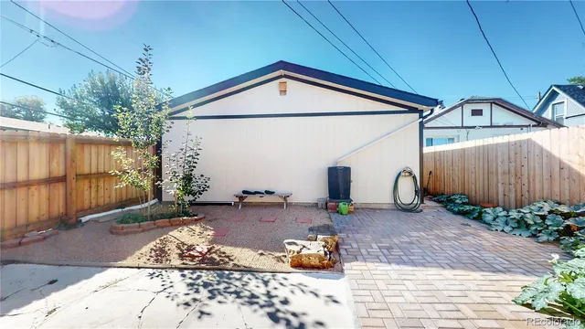 a view of a house with backyard and parking area