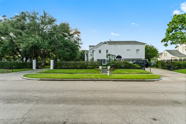 $4,799,000 | 1561 Kirby Drive, Houston, TX 77019